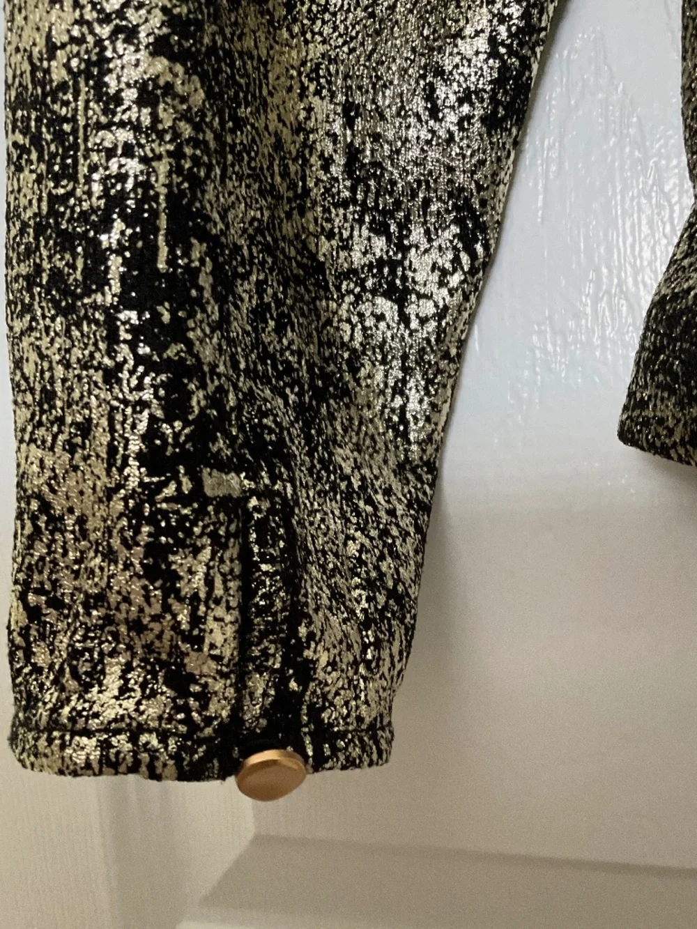 DONNA KARAN Lovely black & gold long sleeve top.  SIZE LARGE.  MAKE A STATEMENT! - Picture 7 of 11